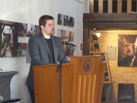 Dr. Daniel Groth von ConCultura erläuterte bei der Eröffnung das Ausstellungskonzept.